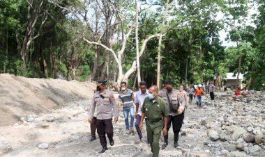 Kapolres-Alor-Bersama-Bupati-Tinjau-Langsung-Lokasi-Banjir-Bandang-Di-Desa-Kaleb