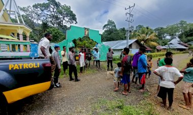 Patroli-Sambang-ke-Desa-Masafe-Polsek-Alor-Selatan-Sampaikan-Himbauan-Prokes