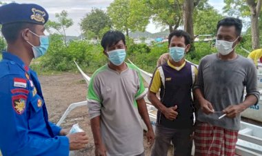 Di-Awal-Tahun,-Personel-Ditpolairud-Polda-NTT-Patroli-Pesisir-Imbau-Warga-Mabar-Terapkan-5M-dalam-Beraktivitas