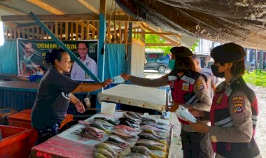 Srikandi-Ditsamapta-Polda-NTT-Gelar-Patroli,-Bagikan-Masker-Kepada-Masyarakat