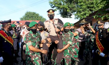 Polres-Alor-Lepas-AKBP-Agustinus-Christmas,-S.I.K-Bersama-Ibu-dengan-Tradisi-Gerbang-Pora