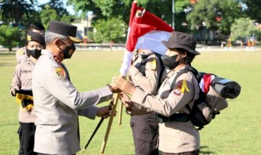 Kapolda-Nusa-Tenggara-Timur-(NTT)-Irjen-Pol-Drs.-Setyo-Budiyanto,-S.H,-M.H-memimpin-upacara-pembukaan-tradisi-pembaretan-Bintara-Remaja-Angkatan-XVI-Direktorat-Samapta-Polda-NTT