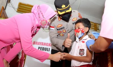 Polres-Alor-Gelar-Vaksinasi-Anak-Di-SD-Gmit-01-Kalabahi