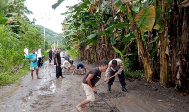 Aksi-Peduli-Bhabinkamtibmas-Kelurahan-Welai-Barat-Bantu-Warga-Bersihkan-Lumpur