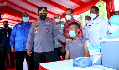 Tinjau-Vaksinasi-Booster,-Kapolri:-Buruh-Harus-Dalam-Kondisi-Optimal-dan-Sehat-Hadapi-Omicron