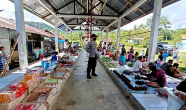 Pantau-Situasi-PasarTradisional,-Polsek-Alor-Selatan-Sampaikan-Protokol-Kesehatan-Covid-19