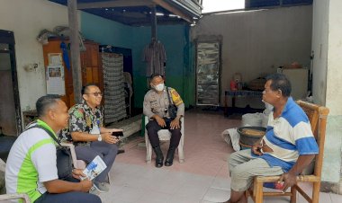 Bhabinkamtibmas-Ajak-Warga-Desa-Binaan-Agar-Segera-Vaksin