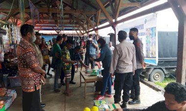Hadir-Di-Lokasi-Pasar,-Personel-Polsek-Alor-Timur-Masifkan-Himbauan-Prokes