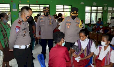 Kapolres-Alor-Tinjau-Langsung-Pelaksanaan-Vaksinasi-Anak-Di-SD-Gmit-26-Mebung