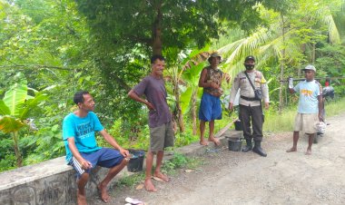 Sambangi-Desa-Binaan,-Bhabinkamtibmas-Ajak-Warga-Ikut-Vaksinasi