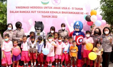 Beri-Suasana-Gembira-Agar-Tidak-Takut-Disuntik,-Polda-NTT-Hadirkan-Empat-Badut-Hibur-Anak-Yang-Divaksin