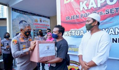 Headline-Kunjungi-Labuan-Bajo,-Kapolda-NTT-Berikan-Bantuan-Soasial-Kepada-Warga-Masayarakat-Terdampak-Covid-19