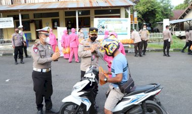 Polres-Alor-Bagi-Takjil-Gratis-Ke-Pengguna-Jalan