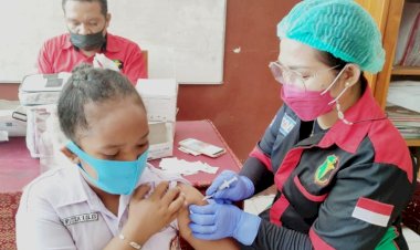 Vaksinasi-di-Dua-Tempat-Ini,-Biddokkes-Polda-NTT-Kerahkan-15-Vaksinator