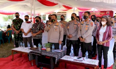 Tinjau-Vaksinasi-di-SD-Negeri-Tuadale,-Wakapolda-NTT-Berkesempatan-Melaporkan-Perkembangan-Penanganan-Covid-19-di-NTT-kepada-Presiden-RI