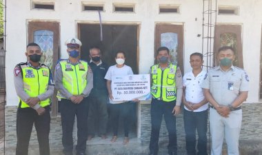 PT-Jasa-Raharja-Cabang-NTT-didampingi-Satuan-Lantas-Polres-Alor-memberikan-santunan-kepada-Ahli-Waris-Korban-Kecelakaan