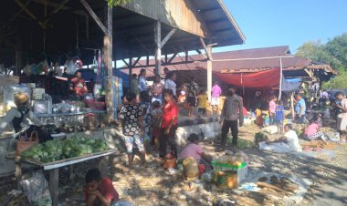 Laksanakan-Pam-Pasar,-Personil-Polsek-Alor-Timur-Berikan-himabauan-Kepada-Pengunjung-dan-Pedagang-Pasar