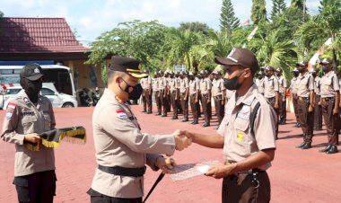 Kapolres-Alor-Pimpin-Upacara-Penutupan-Pelatihan-Gada-Pratama-Satpam-Gelombang-XIII