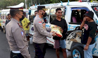 Pasca-Kenaikan-Harga-BBM-Kapolres-Alor-Memberikan-Bansos-ke-Sejumlah-Pegemudi-Angkot