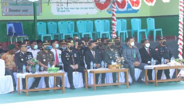 Kapolres-dan-Personil-Polres-Alor-Hadiri-Upacara-HUT-TNI-Ke-77-di-Kodim-1622-Alor