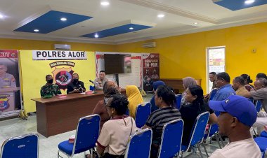 Polres-Alor-Salurkan-Santunan-dari-PT-Dharma-Indah-Kepada-Keluarga-Korban-Meninggal-Dunia-Tragedi-KM.-Cantika-Express-77