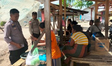 Patroli-dan-Sambang-Warga,-Personil-Polsek-Pantar-Beri-Himbauan-Kamtibmas