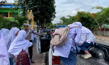 Peduli-Keselamatan,-Satuan-Lalu-Lintas-Polres-Alor-Bantu-Pelajar-Pulang-Sekolah