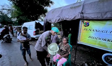 Buka-Posko-Pasca-Banjir-di-Wilayah-Kabupaten-Kupang,-Biddokkes-Polda-NTT-Lakukan-Pengobatan-Gratis-Kepada-Warga
