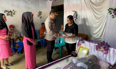 Wujud-Bela-Sungkawa,-Kapolres-Alor-Melayat-ke-Rumah-Anggotanya-Yang-Meninggal-Dunia