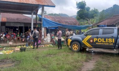 Berikan-Rasa-Aman-Pengunjung-Pasar-Apui,-Polsek-Alor-Selatan-Intensifkan-Patroli