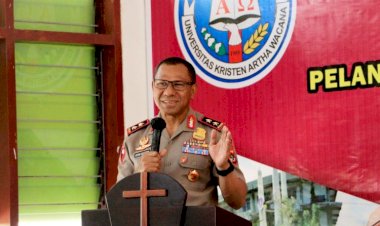 Beri-Kuliah-Umum-kepada-Ratusan-Mahasiswa-UKAW-Kupang,-Kapolda-NTT-Paparkan-Materi-Cyber-Crime