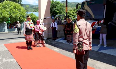 Sambut-Kedatangan-Kapolres-Alor-AKBP-Supriadi-Rahman,-S.I.K.,-M.M.,-Beserta-Ketua-Bhayangkari-Cabang-Alor,-Ini-yang-Dilakukan-Anggota-Polres