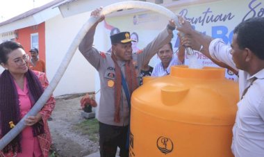 Di-Lembata,-Kapolda-NTT-dan-Ketua-Bhayangkari-Daerah-Juga-Salurkan-Bantuan-Air-Bersih-di-Perumahan-Tanah-Merah