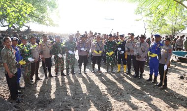Cegah-Abrasi-dan-Perkuat-Sinergitas,-TNI-–-POLRI-dan-Masyarakat-Lakukan-Penanaman-Mangrove