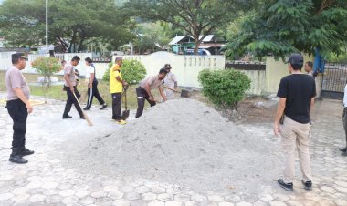 Jelang-Upacara-Hari-Bhayangkara-ke-77,-Polres-Alor-Laksanakan-Bersih-bersih-di-Taman-Makam-Pahlawan