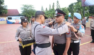 Kapolres-Alor-Pimpin-Upacara-Pelantikan-Kenaikan-Pangkat-Bintara-Peroide-1-Juli-2023