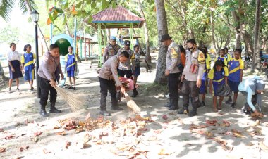 Peduli-Lingkungan,-Polres-Alor-Bersama-Instansi-Terkait-Lakukan-Pembersihan-di-Pantai-Wisata-Mali