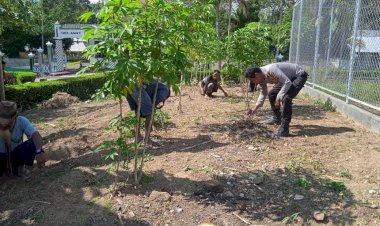 Sambut-HUT-RI-ke-78,-Personil-Pospol-Lantoka-Bersama-Masyarakat-Gelar-Gotong-Royong