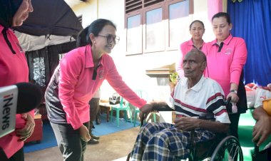 Ketua-Umum-Bhayangkari-Ny.-Juliati-Sigit-Prabowo-Memberikan-Bantuan-Sosial-dan-Pengobatan-Gratis-di-Kantor-Camat-Palue