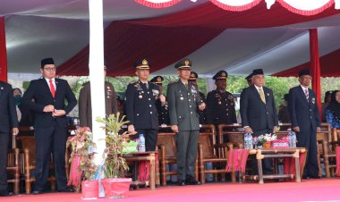 Kapolres-Alor-Hadiri-Upacara-Penurunan-Bendera-Dalam-Rangka-Hari-Ulang-Tahun-Kemerdekaan-RI-Ke-78