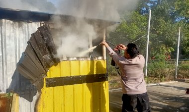 Personil-Polres-Alor-Gerak-Cepat-Padamkan-Api-di-Café-Moo-Milk