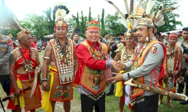 Disaksikan-Ribuan-Masyarakat,-Wakapolri-Dianugerahi-Warga-Kehormatan-Dayak-Kalteng-Dan-Bagikan-5.000-Paket-Bansos