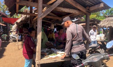 Polsek-Alor-Barat-Daya-Lakukan-Patroli-Pasar-Dan-Sambang