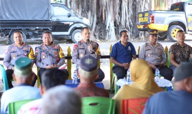 Jumat-Curhat-di-Desa-Alor-Kecil,-Kapolres-Alor-Terima-Aspirasi-Masyarakat-dan-Sampaikan-Himbauan-Keamanan