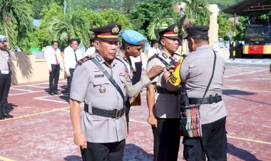 Wakapolres-Alor-Pimpin-Upacara-Pengukuhan-Jabatan-Kabag-SDM-dan-Serah-Terima-Jabatan-Kasat-Samapta-Polres-Alor