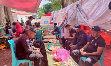 Sat-Brimob-Polda-NTT-Bangun-Dapur-Umum-dan-Masak-Untuk-Pengungsi-Korban-Erupsi-Gunung-Lewotobi