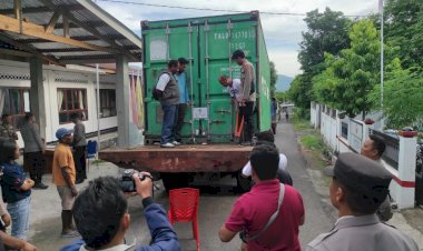 Polres-Alor-Kawal-Logistik-Surat-Suara-Pemilu-2024-Menuju-Gudang-Logistik-KPU