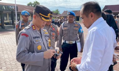 Pimpin-Apel-Pagi,-Kapolres-Alor-Lakukan-Pemeriksaan-Senjata-Api-yang-Dipegang-Oleh-Personel-dan-Satuan-Fungsi-Operasional-Polres