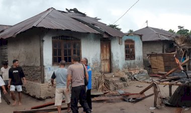 Bencana-Angin-Puting-Beliung-Melanda-Kampung-Labuan-Bajo,-Kab.-Alor,-Kapolsek-Pantar-Turun-Langsung-ke-Lokasi
