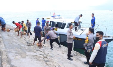 Kapolres-Alor-Bersama-Forkopimda-Salurkan-Bansos-Kepada-Warga-Terdampak-Angin-Puting-Beliung-di-Kampung-Labuan-Bajo